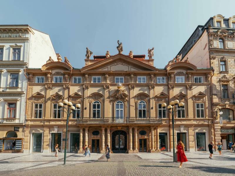 Nowe Muzeum Alfonsa Muchy w Pradze – Zbiór arcydzieł w barokowym Pałacu Savarin